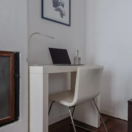 Warm Walls - The Mini Apartman Pisa