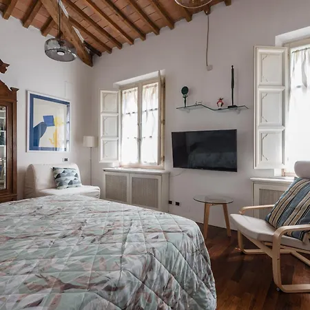 Warm Walls - The Mini * Pisa